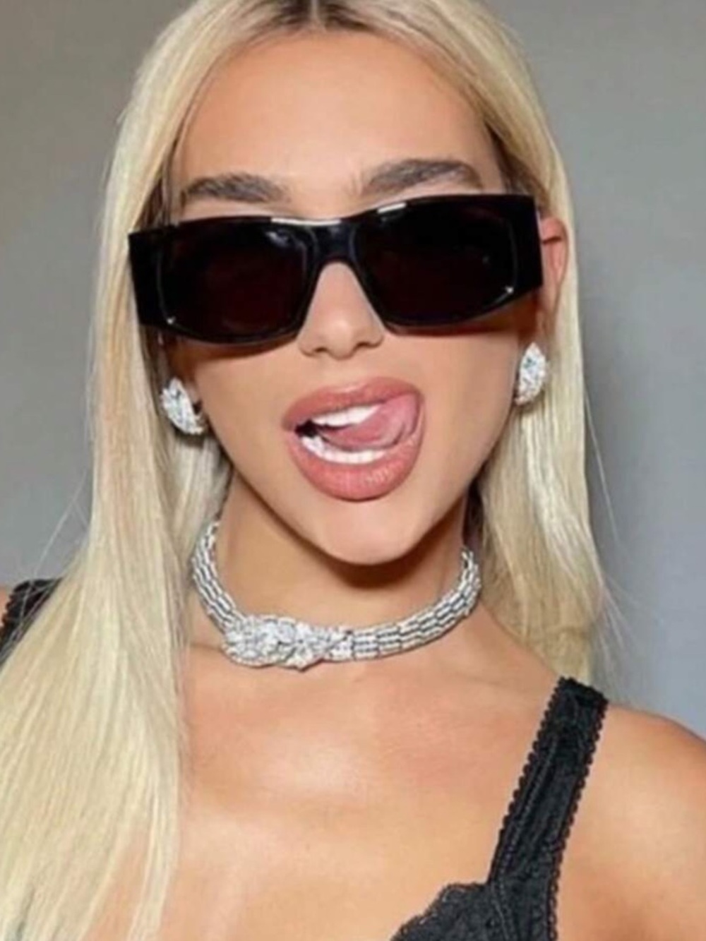 ❌SOLD❌Sleek Black Rectangular Women's Sunglasses - Picture 5 of 6